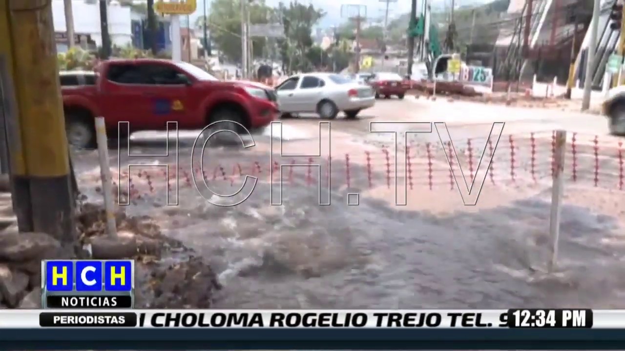 Enorme Desperdicio De Agua Potable Por Tubo Danado Cerca De La