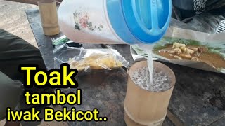 Enjoy drinking Toak legen Siwalan with friends at the Kebun Kampung Pedesaan Tuban, East Java.