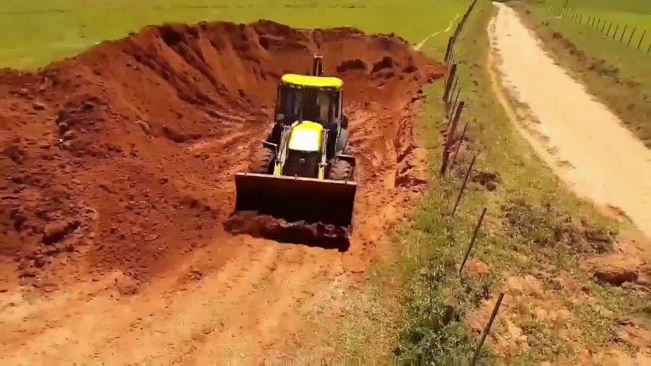 Retroescavadeira JCB 4CX trabalho com concha dianteira(Backhoe JCB 4CX working with front shell)