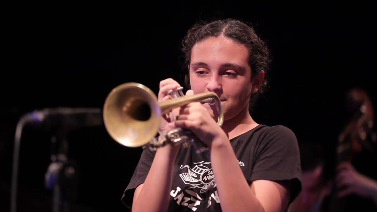 Foto man jazz sax tenor. Louis armstrong swing artist. подкаст джаз. джаз 15. джаз су.