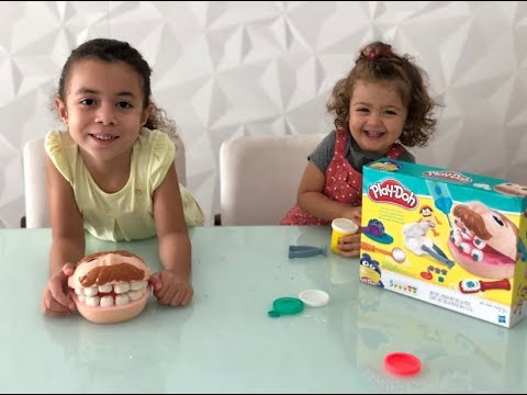 Alice dentista e sua assistente Sofia Alice dentista e sua assistente Sofia
