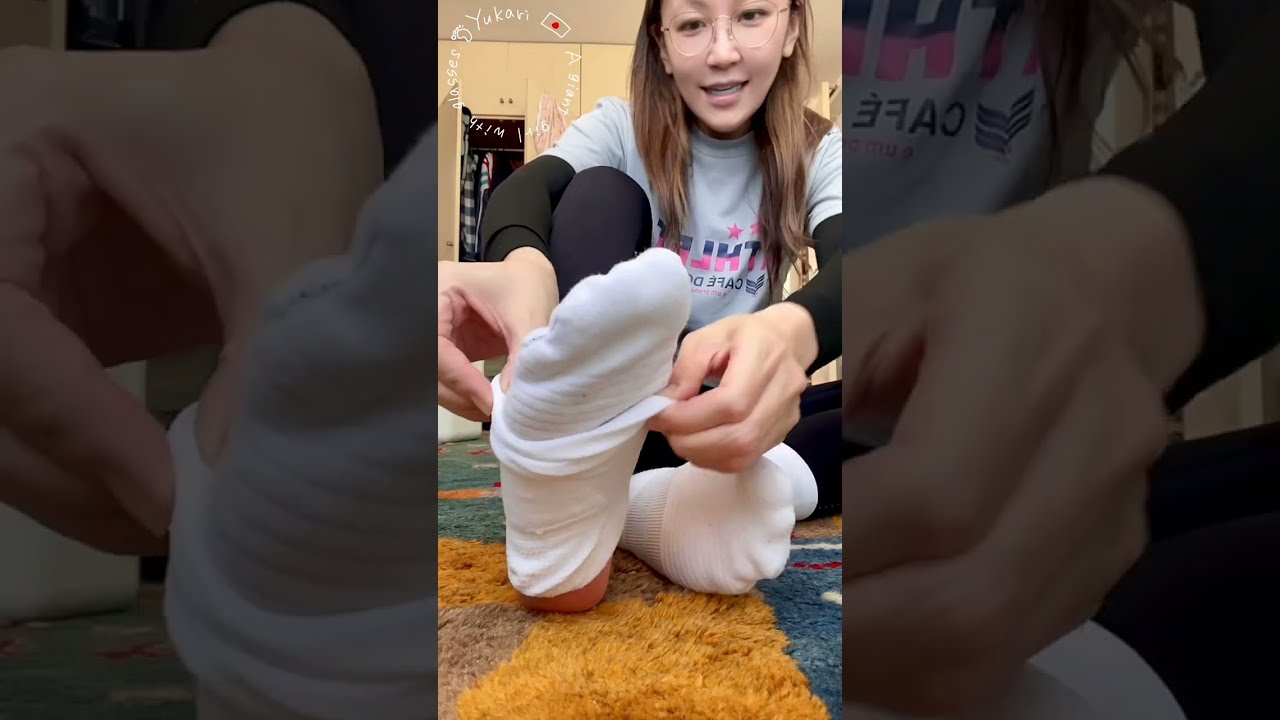 Pink soles with sweat stains on white socks.白い靴下に汗のシミがついたピンクな足裏