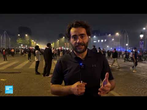أنصار باريس سان جرمان يحتفلون في العاصمة الفرنسية بعد تتويج فريقهم بلقب دوري الأبطال للمرة الأولى