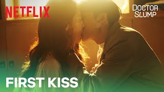 Miniatura de "Going from rivals to lovers with a kiss | Doctor Slump Ep 10 | Netflix [ENG SUB]"