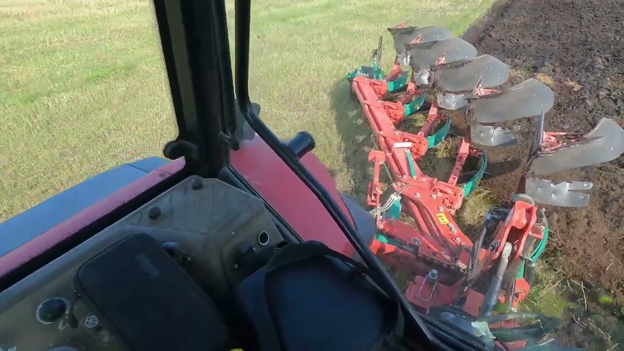 Kyntöä vanhalla turvetuotanto alueella