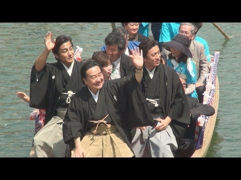 愛之助さんら船乗り込み 博多川に屋号飛び交う