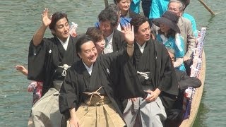 愛之助さんら船乗り込み 博多川に屋号飛び交う