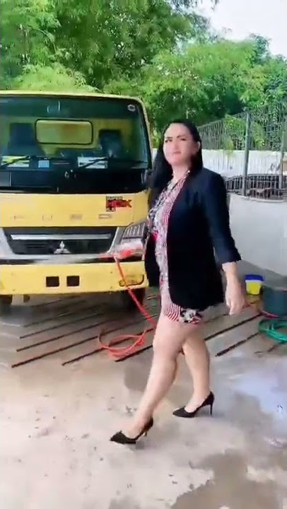 cuci mobil cantik #shorts #cucimobil #mitshubishi #wanitacantik #tiktok #tiktokvideo