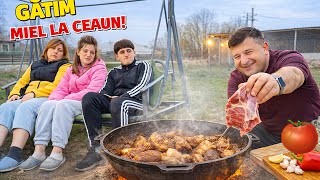 Tata Pregateste Miel Cu Cartofi Si Legume La Ceaun