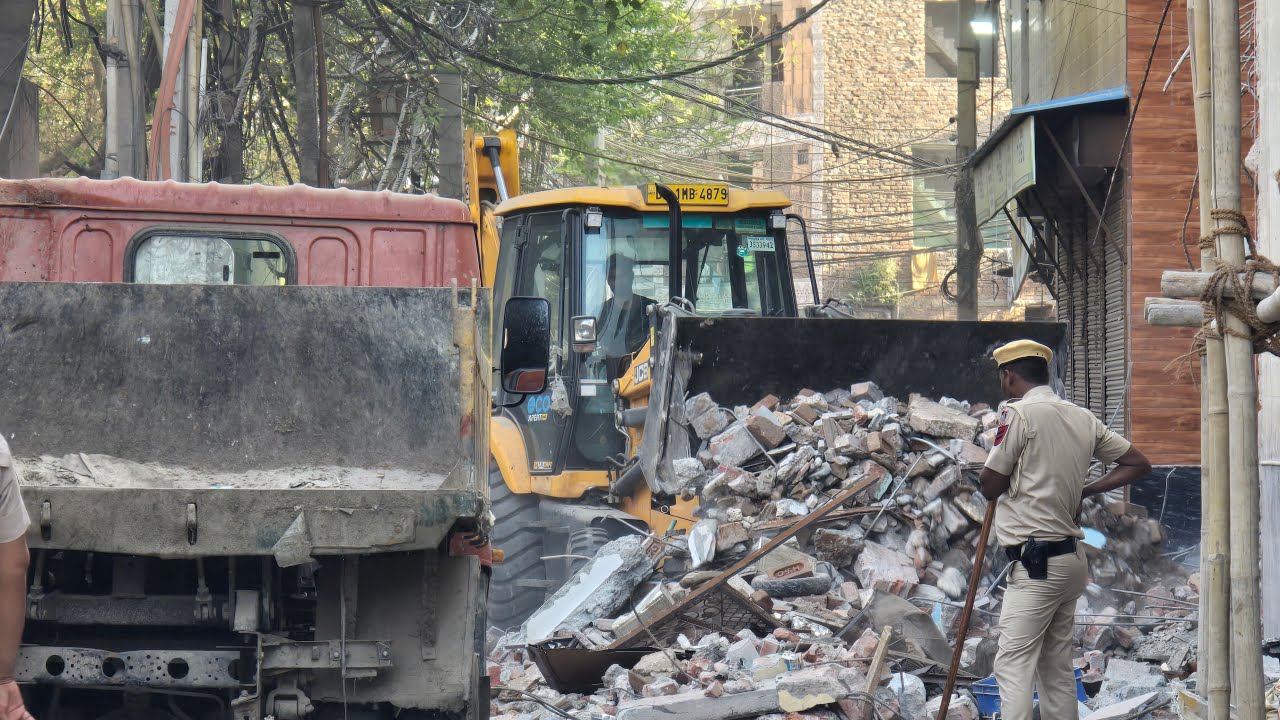 Tarun case uttam nagar Bulldozer action live.. तरुण केस में बुल्डोजर एक्शन लाइव..