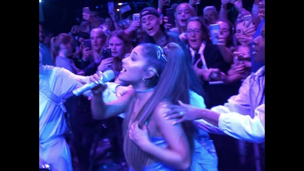Ariana Grande Hamburg PIT HQ Front Row Fake Smile Make Up Right There NASA