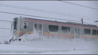 大雪の中、ラッセル状態で進むE129系B2+A9編成　信越本線下り443M