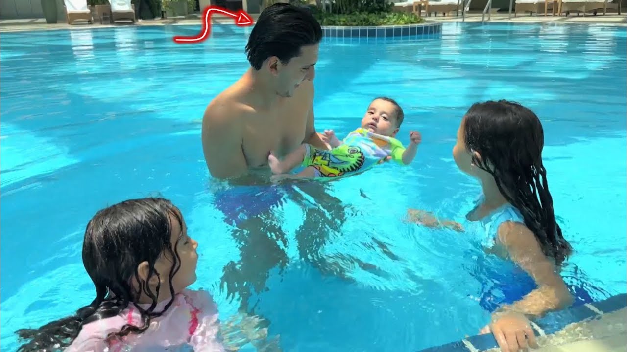 أول مره بيبي صالح ينام علي مياه في حمام السباحة😍