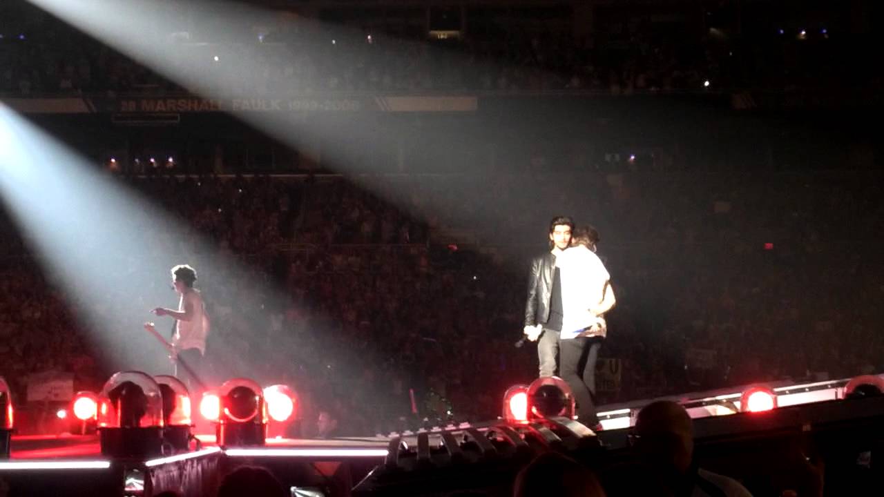 Little white lies/Best song ever One direction (St. Louis)