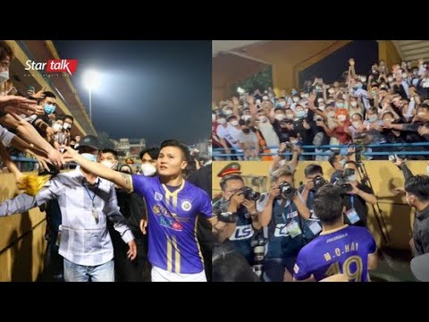 Video Người hâm mộ giành giật áo Quang Hải tặng sau khi nói... - youtube