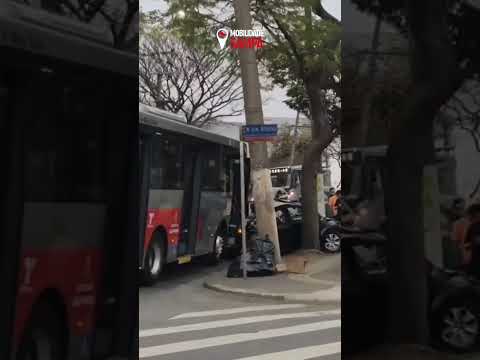 Colisão envolvendo ônibus e dois carros na Avenida Doutor Eduardo Cotching