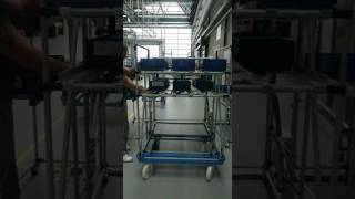 Behälterübergabe Von Routenzugwagen Auf Klt Regal