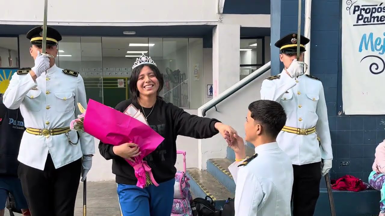 Chambelán sorprende a Nayeli en su escuela