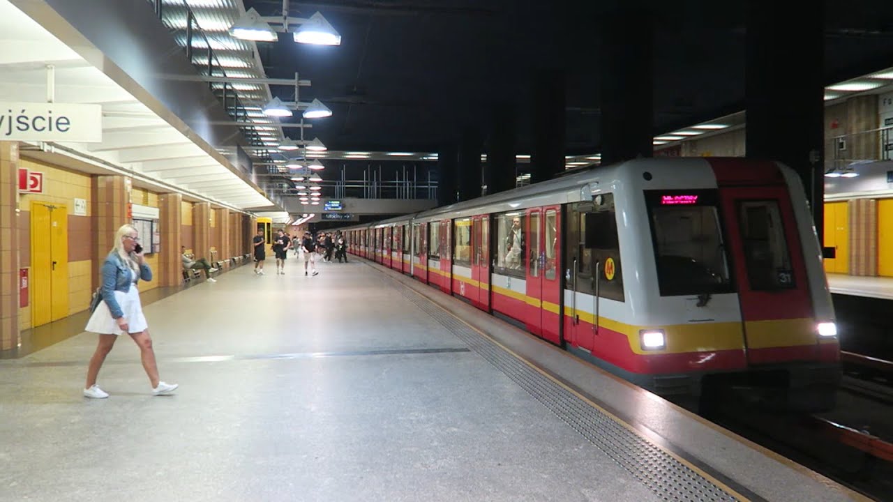 Warszawa - Nocny przejazd metrem Alstom Metropolis 98B - M1 Centrum-Młociny ♫Rozłączenie składu♫