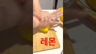 #디톡스 #레몬 #베이킹소다 에 씻어서 즙을짜고 물에 희석해서 중간중간 마셔주니 독소가 빠지는 느낌 레몬 세개로 만든 #레몬수 #다이어트 #북한산 #인왕산 #남산 #도봉산 #집밥