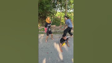 Người mẹ dũng cảm giải cứu con - Brave mother rescues her child #shorts
