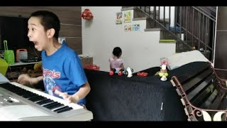 мальчик с ума сошел играет на пианино песня прыгуна
