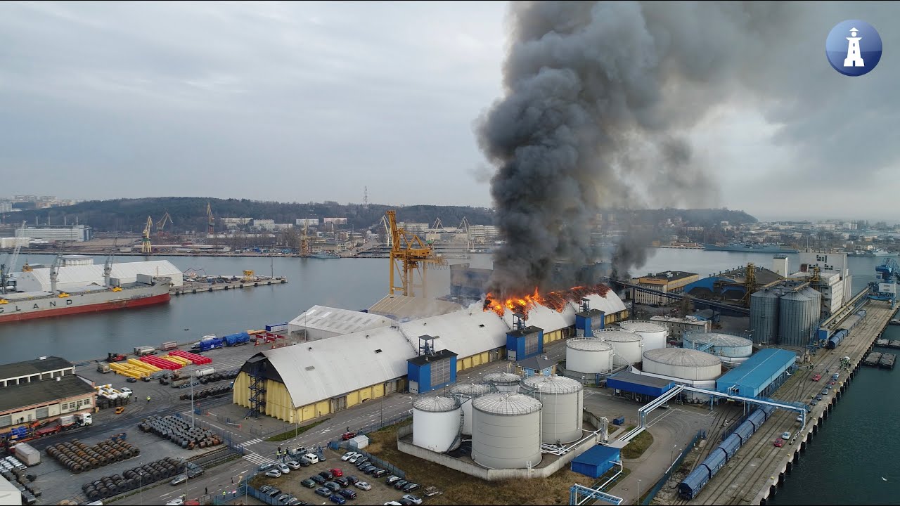 Spłonęła największa hala magazynowa Bałtyckiego Terminalu Zbożowego w Gdyni