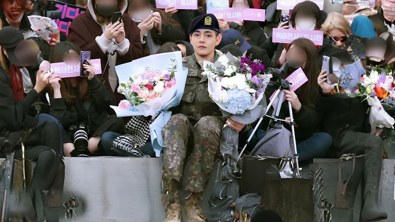 VERY SPECIAL! TAEHYUNG GETS UNEXPECTED GIFT FROM AMERICAN SINGER'S MOM AT MILITARY CENTER