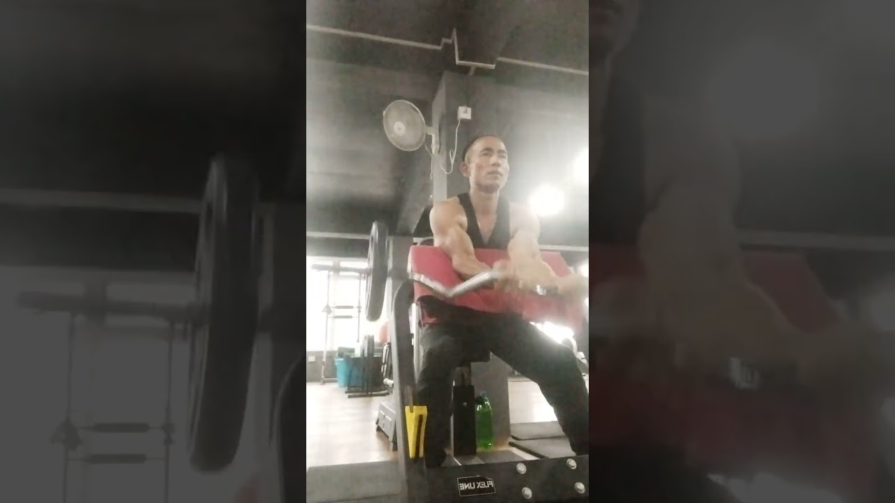 Bycepts excercise at gym dawrkawn durtlang.