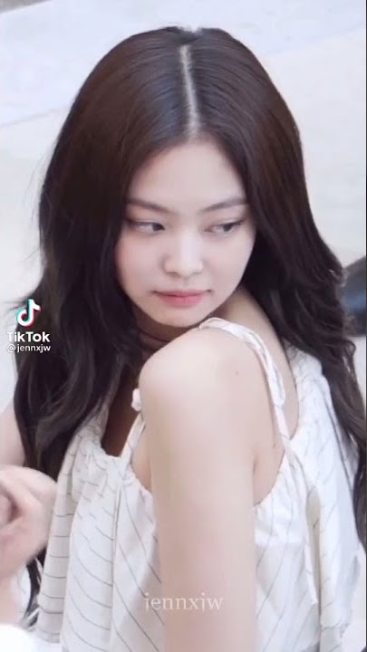 Jennie sticking her tongue out💗🖤