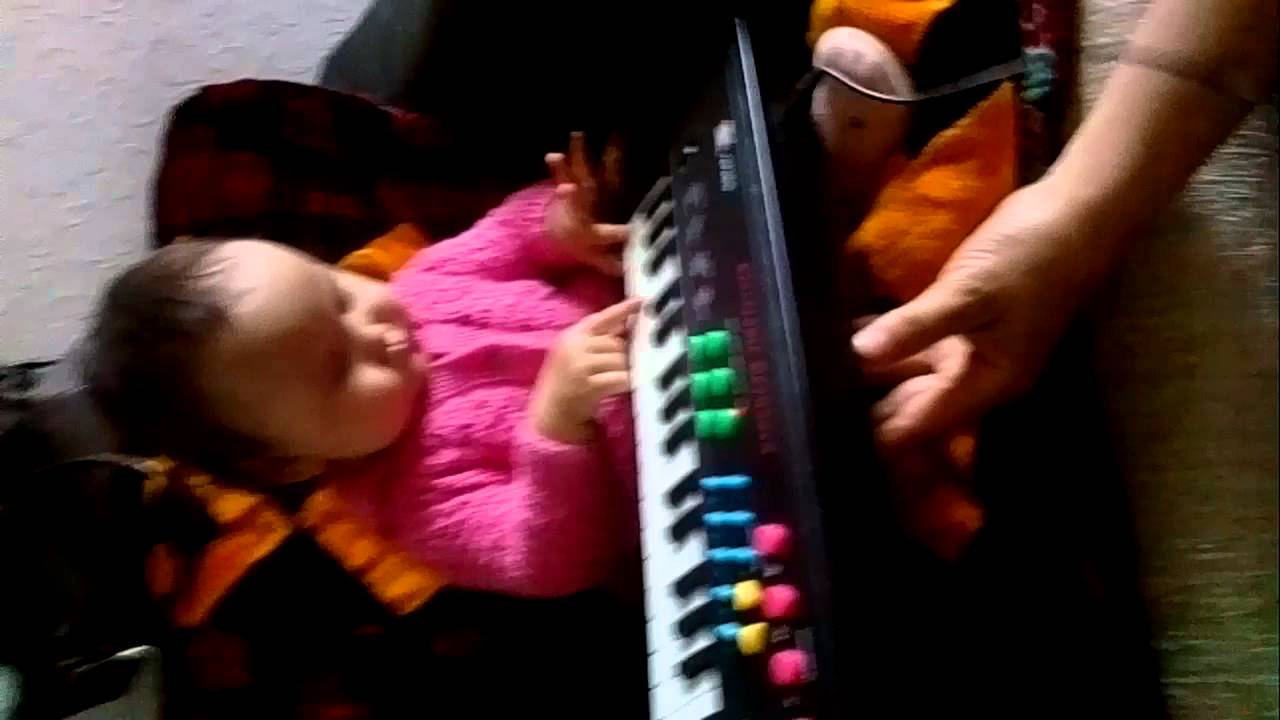 маленькая девочка играет на игрушечном пианино - YouTube