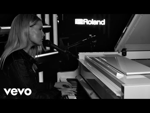GRAACE - Love Is Getting Wasted (Live at the Roland Store)