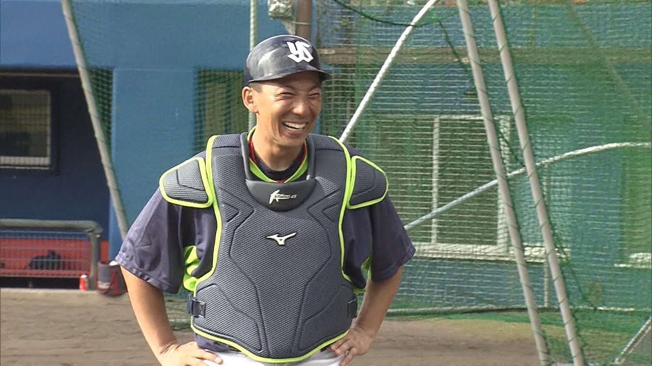 練習動画】嶋基宏と中村悠平 笑顔で特訓 - YouTube