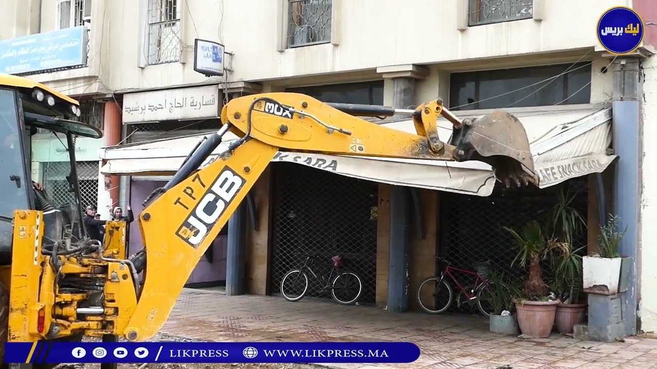 السلطات المحلية ببرشيد تشرع في عملية تحرير الملك العمومي بازالة واجهات المحلا   بالشارع الرئيسي
