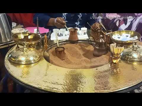 تحضير قهوة عربية اصيلة على الرمال