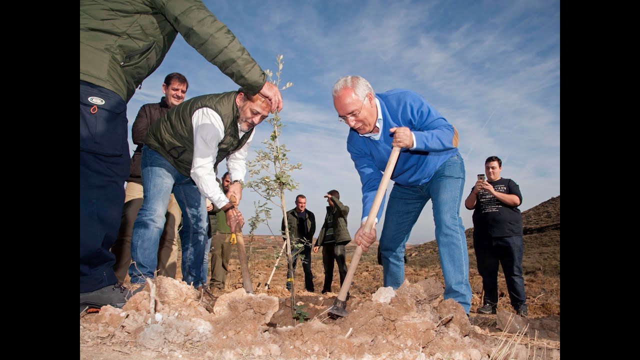José Ignacio Ceniceros planta el primer árbol del Bosque Chiruca en Bergasa