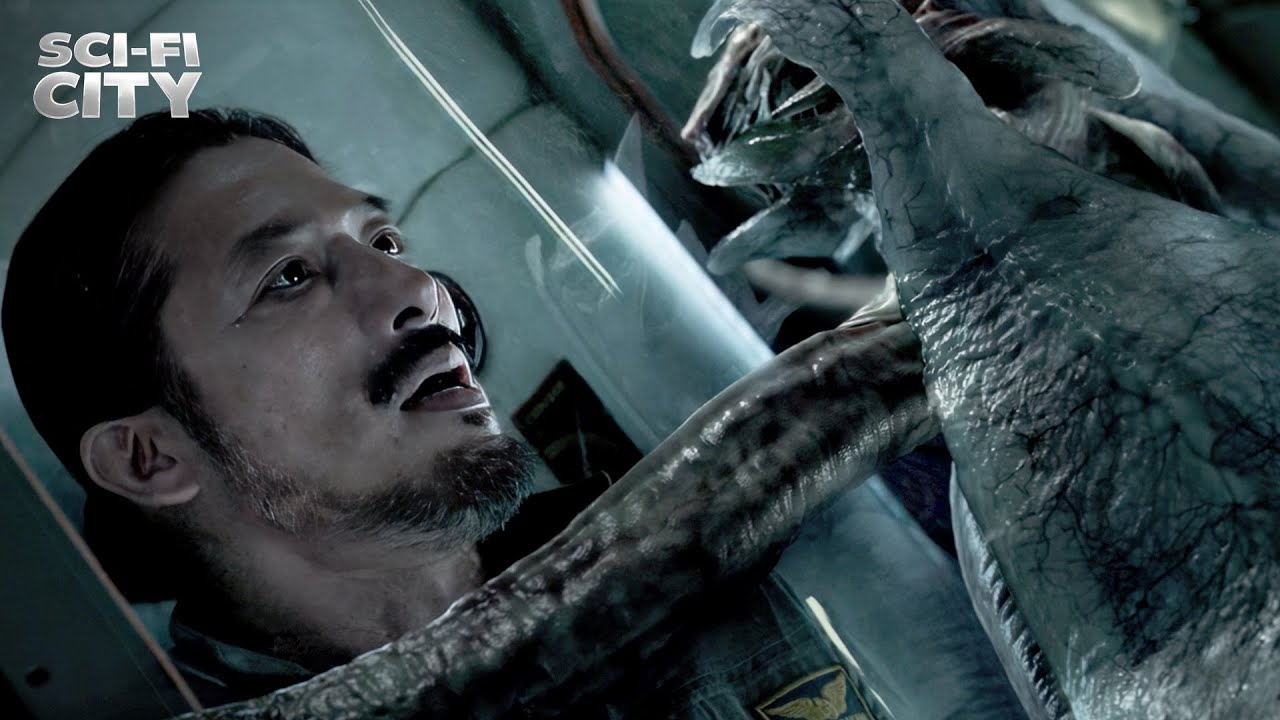 Calvin Evolves and Attacks the Crew | Life (Jake Gyllenhaal, Ariyon Bakare)