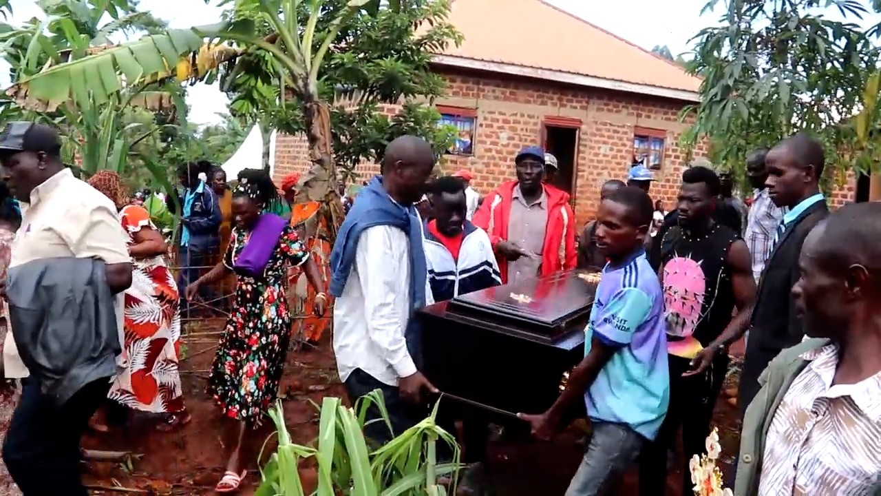 MAAMA YEKOBANYE N'ABAANA NEBATTA TAATA LWA KUGAANA MUKO MUWALA WABWE GWEYALEESE