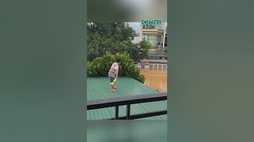 Người đàn ông tiếp tế đồ ăn cho hàng xóm giữa lũ bằng "cú ném lao thần sầu"| #shorts