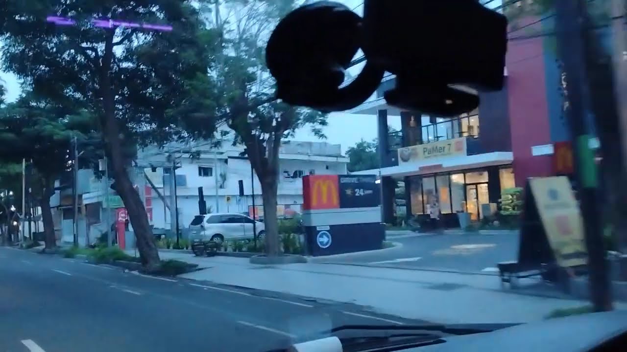 Minggu pagi  suasana jalan  Banyuwangi kota