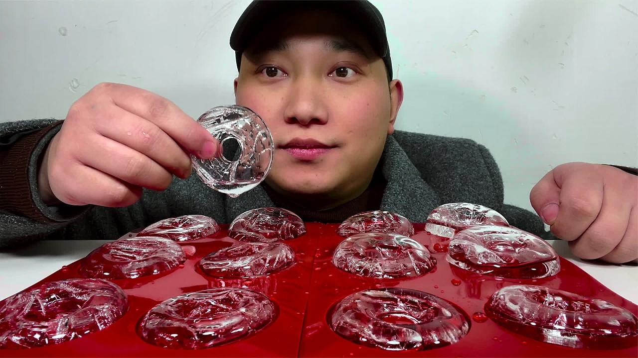 吃冰冻裂纹甜甜圈空心冰，听不一样的咀嚼音！ #美食 #声控 #美食vlog #解压 #吃货 #声控助眠