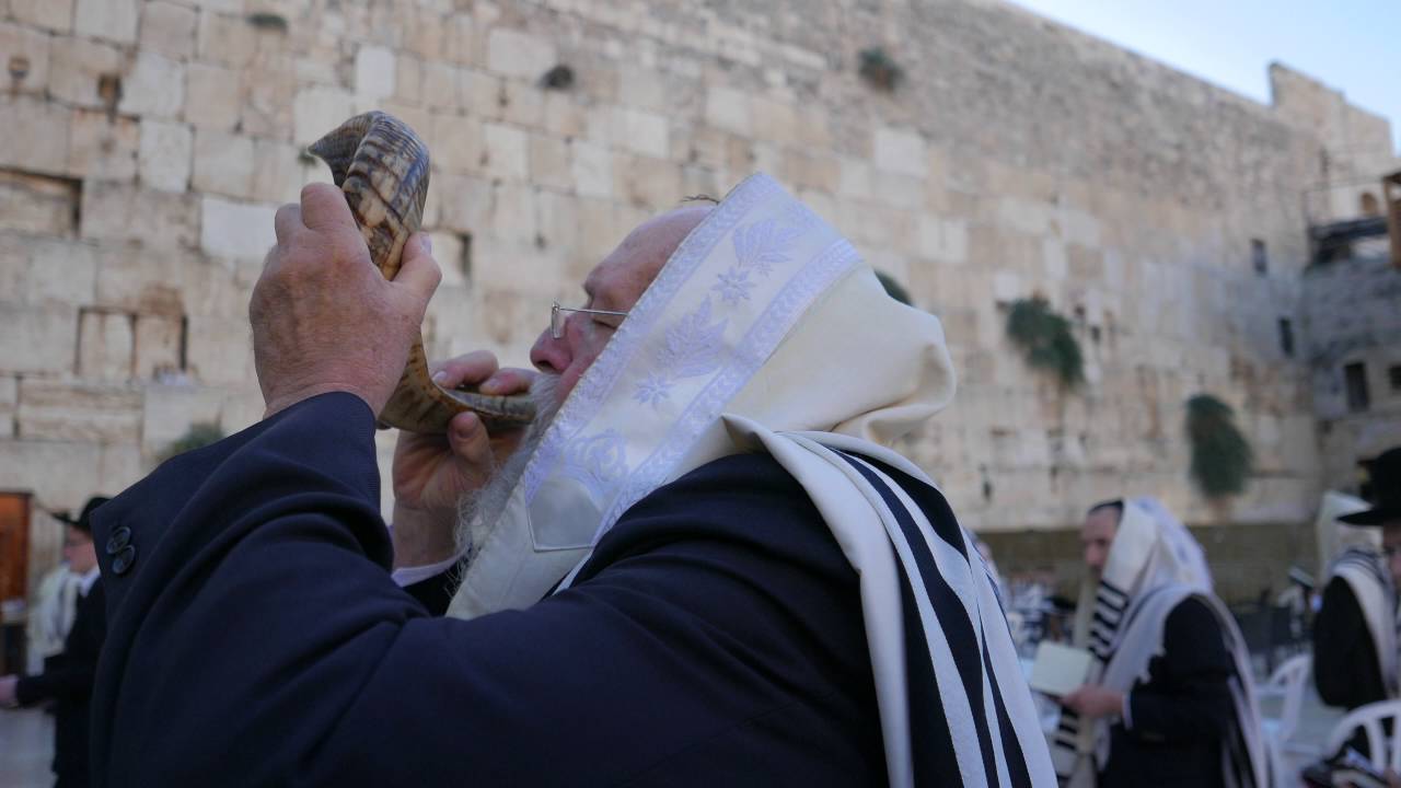 Blowing of the Shofar During Elul - YouTube