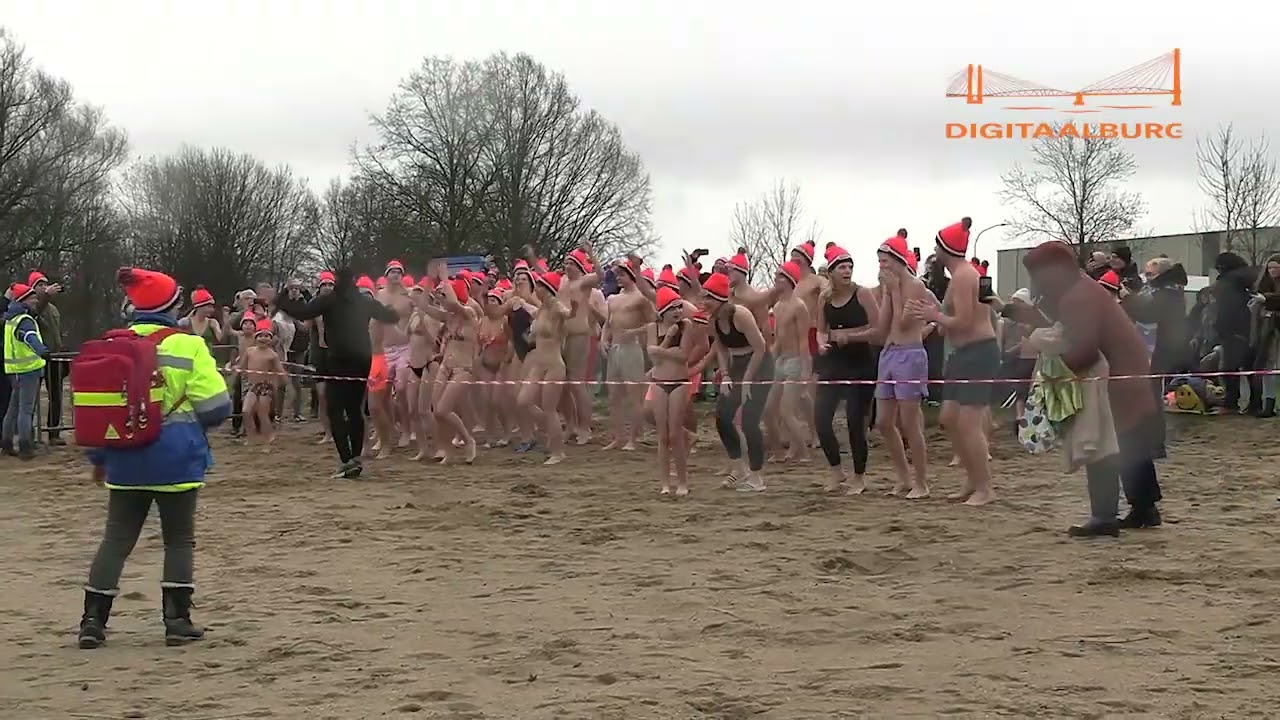 Druk bezochte en frisse nieuwjaarsduik in Aalst