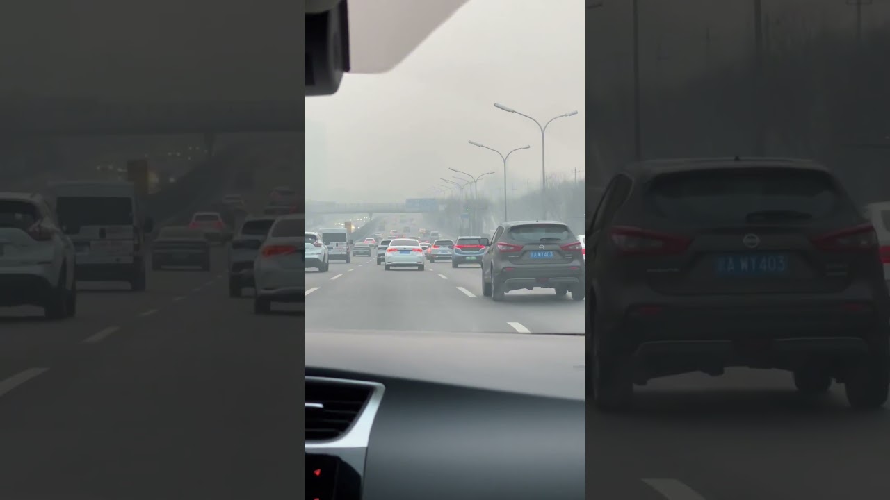Beijing highway in smog from car / Шоссе в Пекине в смог из машины 
