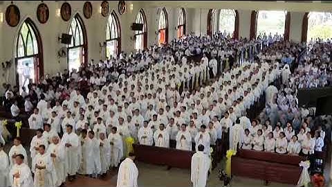 Quý Đức Cha cùng quý cha  đồng tế trong thánh lễ truyền dầu- Đường lên Thánh điện-Từ Linh- Thế Thông