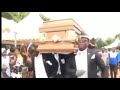 Весёлые похороны: танцы с гробами на плечах под тип тоник. Мемы из интернета