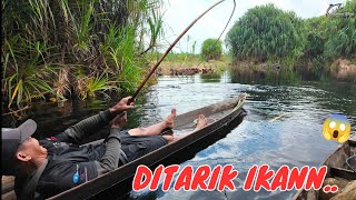 Download lagu THE BOAT WAS SO SMALL .. I ENDED UP GETTING PULLED BY THE FISH .. πππ ..