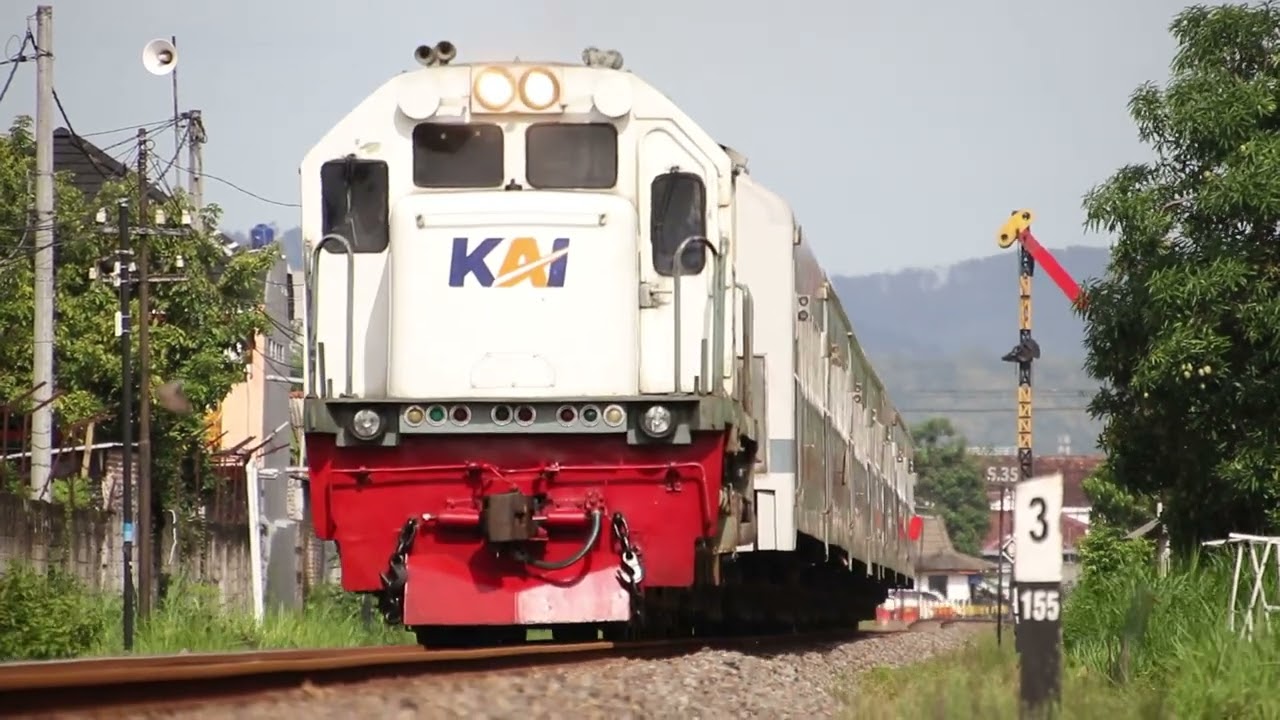 CC 201 77 01 SDT menghela Kereta Api Lokal Dhoho berangkat dari Stasiun Tulungagung