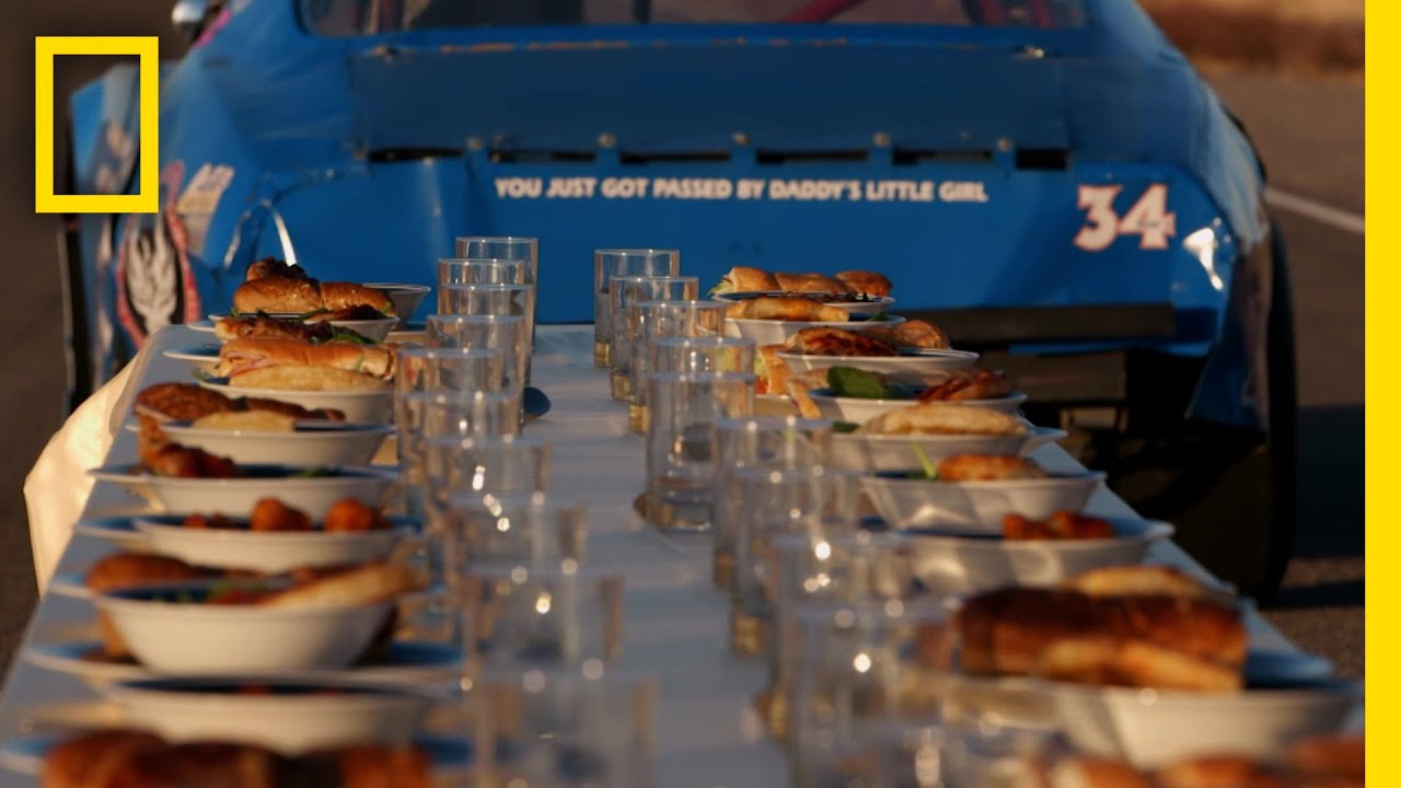 時速185キロでテーブルクロスを引いてみた | ナショジオ - YouTube