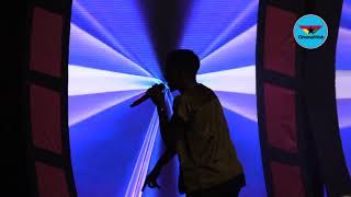 Kofi Kinaata performs 'Things fall apart' at D2R